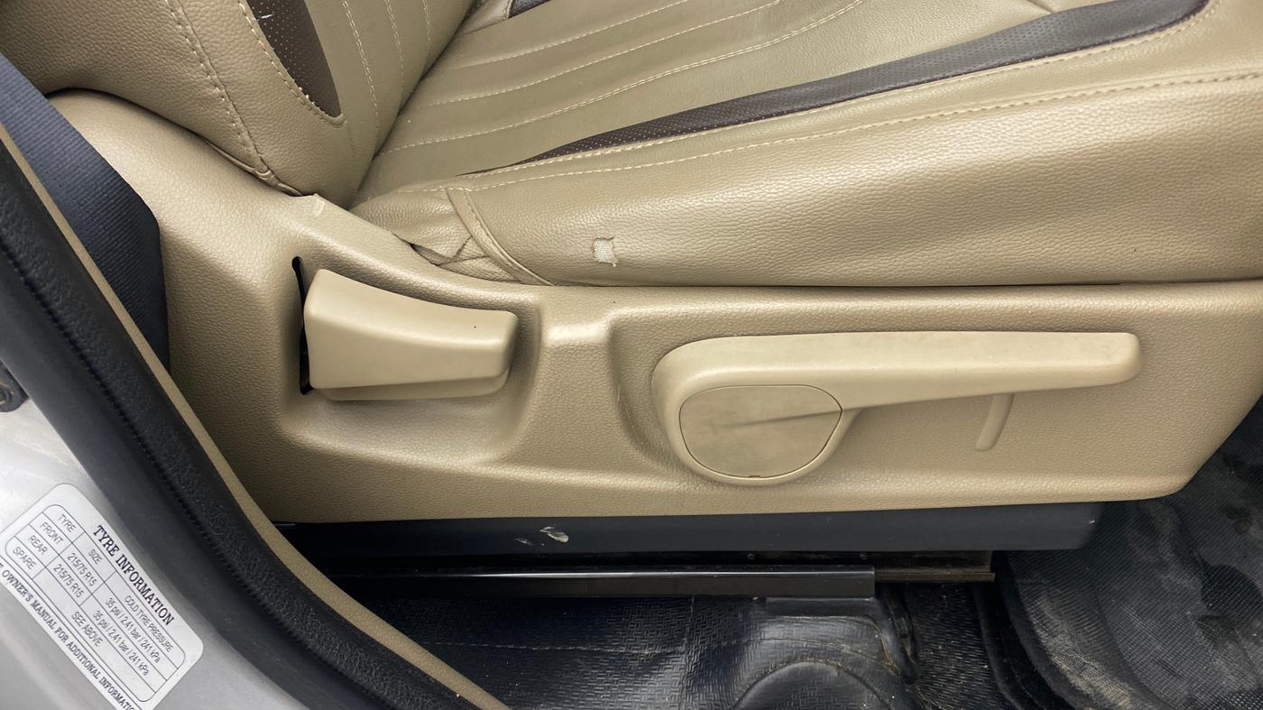 2017 Mahindra TUV300 T8 AMT, Diesel, Automatic, 66,786 km, Driver Side Adjustment Panel