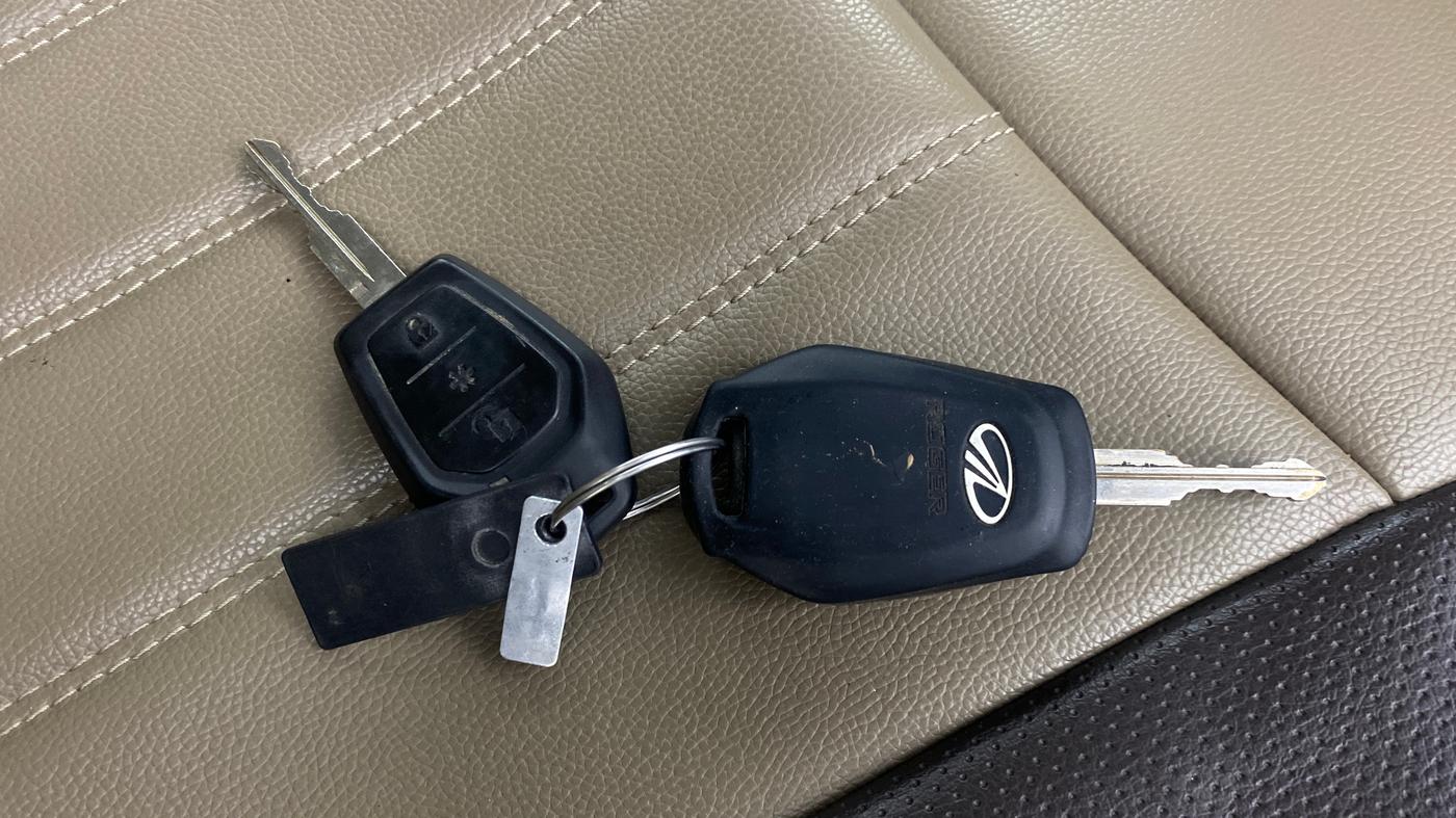 2017 Mahindra TUV300 T8 AMT, Diesel, Automatic, 66,786 km, Key Close Up