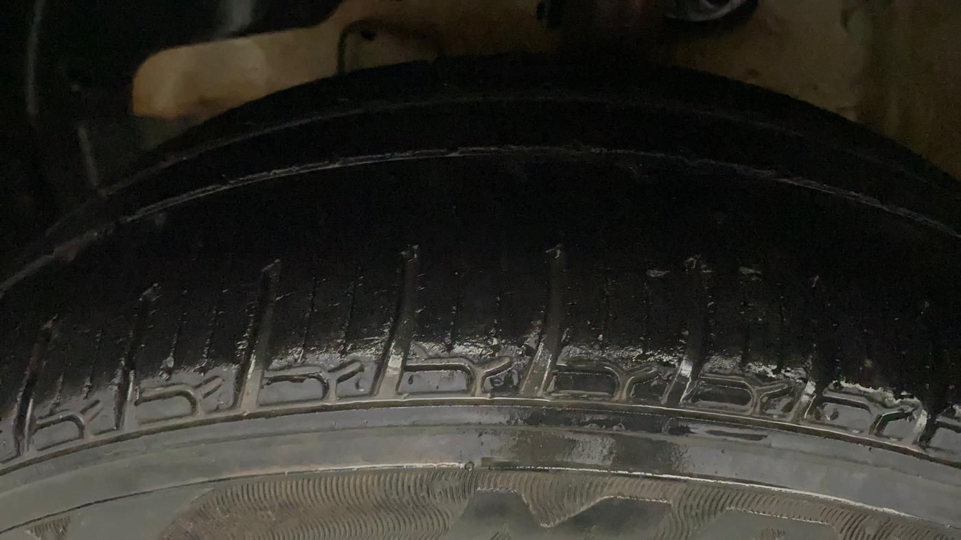2018 Mahindra KUV 100 NXT K4+ P 6 STR, Petrol, Manual, 22,715 km, Left Front Tyre Tread