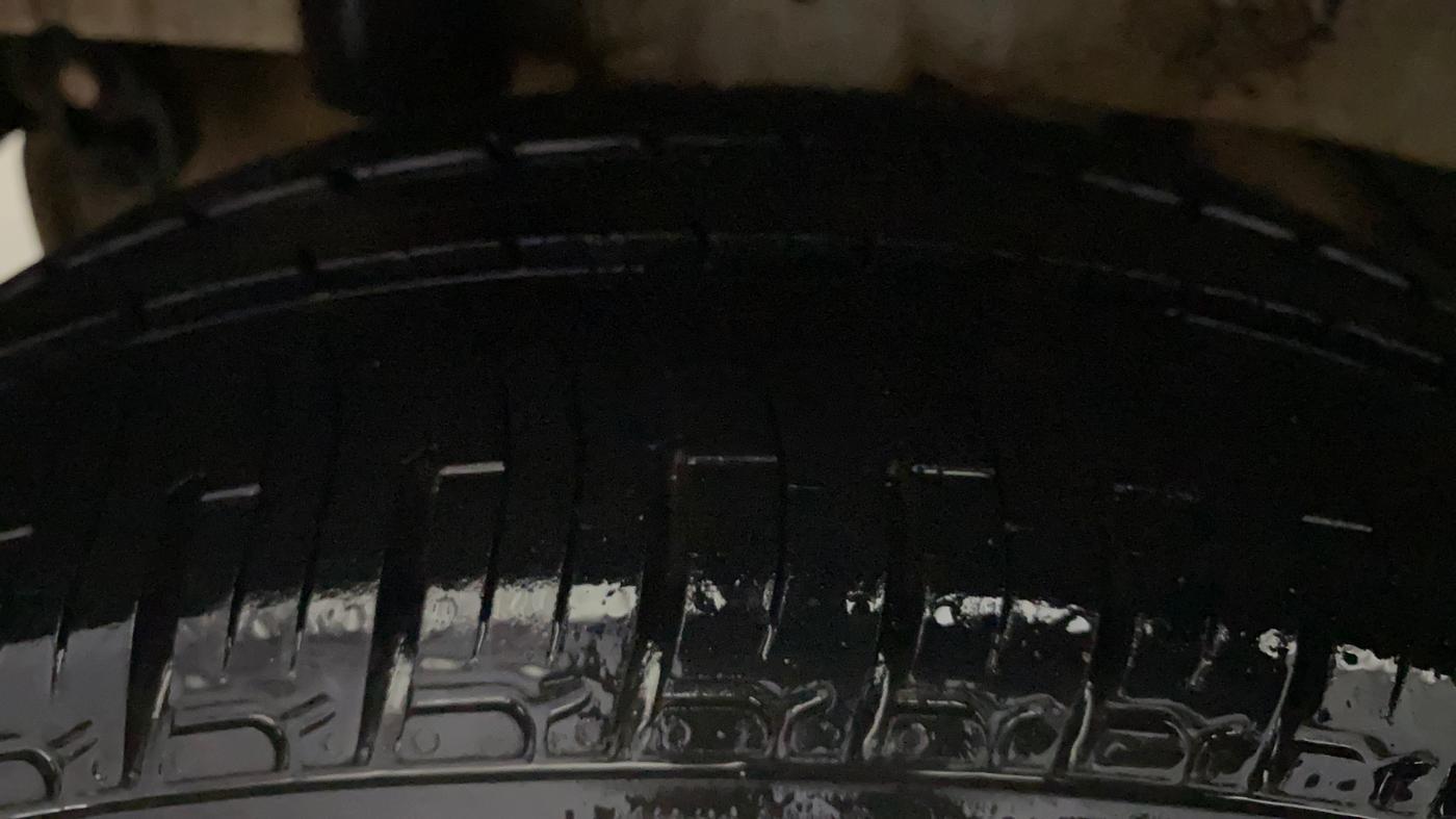 2018 Mahindra KUV 100 NXT K4+ P 6 STR, Petrol, Manual, 22,715 km, Right Rear Tyre Tread