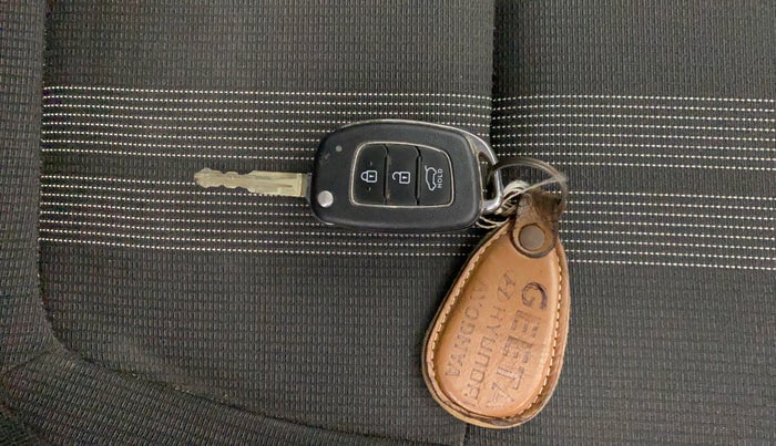 2021 Hyundai VENUE S+ 1.2, Petrol, Manual, 40,817 km, Key Close Up