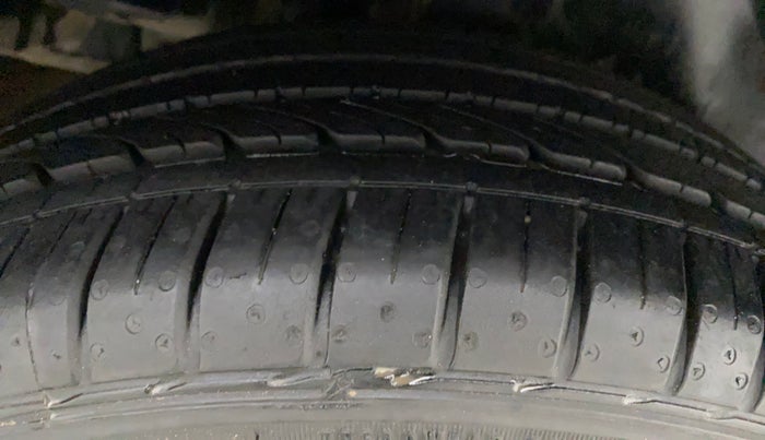 2015 Maruti Ciaz ZXI, Petrol, Manual, 90,356 km, Right Rear Tyre Tread
