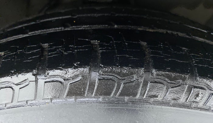 2014 Hyundai i10 MAGNA 1.1 IRDE2, Petrol, Manual, 33,799 km, Right Front Tyre Tread