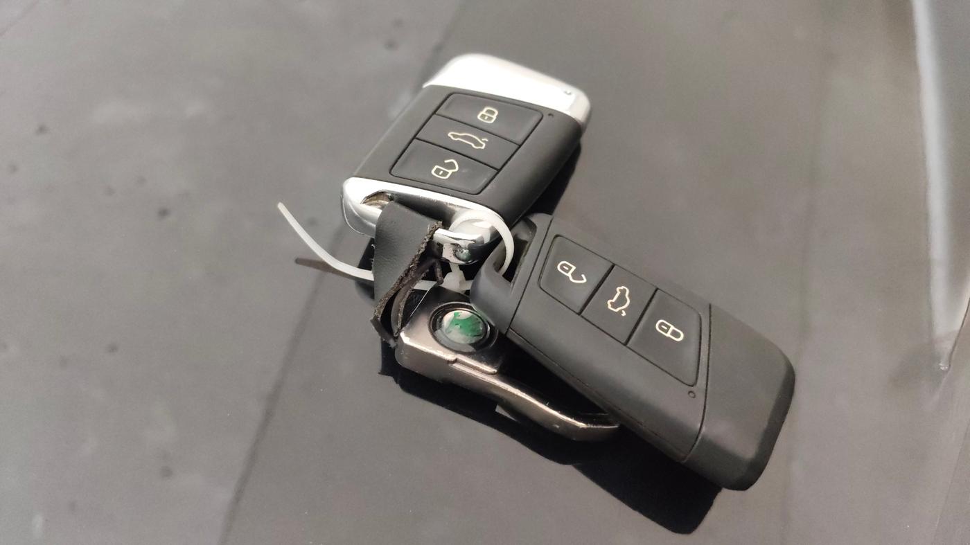 2016 Skoda Superb L&K 1.8 TSI AT, Petrol, Automatic, 1,00,339 km, Key Close Up