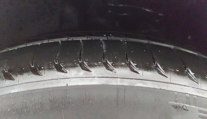 2016 Skoda Superb L&K 1.8 TSI AT, Petrol, Automatic, 1,00,251 km, Left Front Tyre Tread