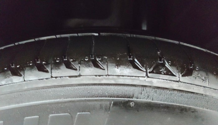 2016 Skoda Superb L&K 1.8 TSI AT, Petrol, Automatic, 1,00,251 km, Left Rear Tyre Tread