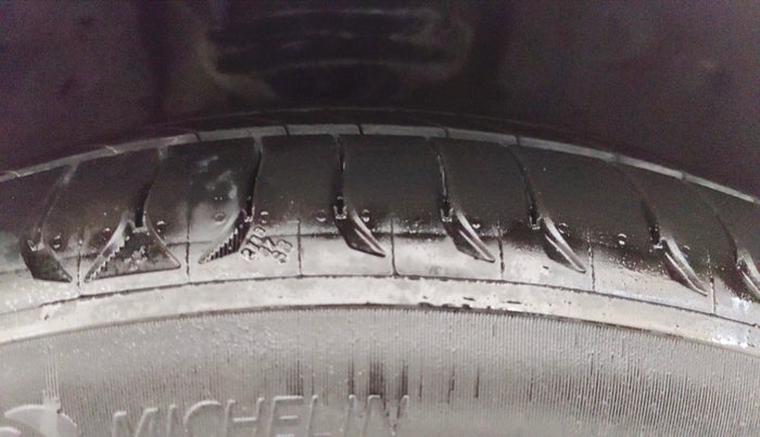 2016 Skoda Superb L&K 1.8 TSI AT, Petrol, Automatic, 1,00,251 km, Right Front Tyre Tread