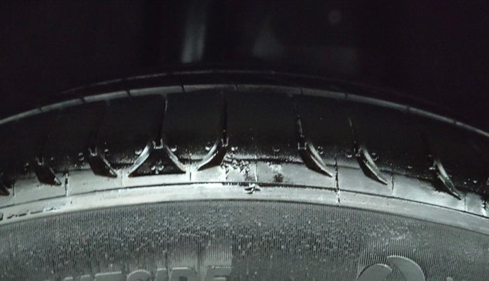 2016 Skoda Superb L&K 1.8 TSI AT, Petrol, Automatic, 1,00,251 km, Right Rear Tyre Tread