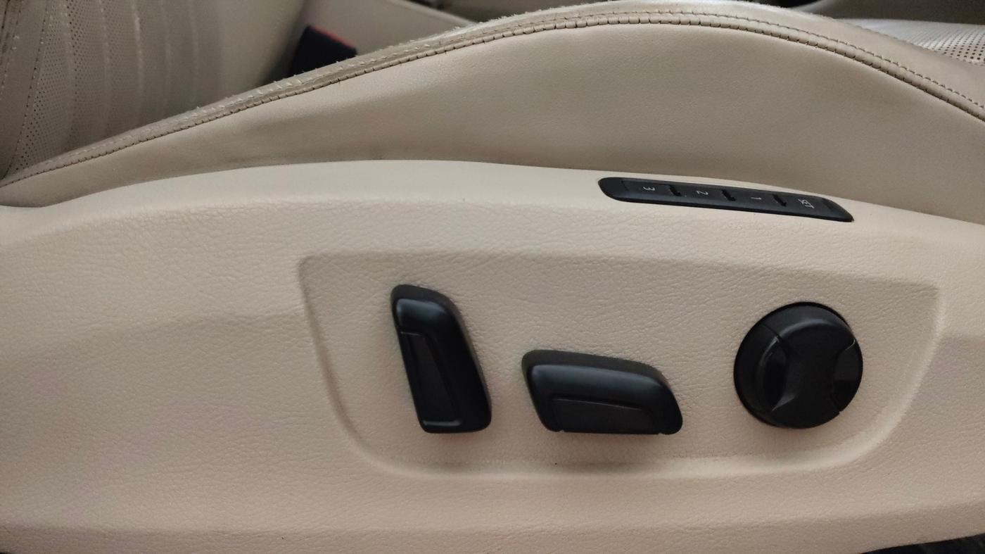 2016 Skoda Superb L&K 1.8 TSI AT, Petrol, Automatic, 1,00,339 km, Driver Side Adjustment Panel