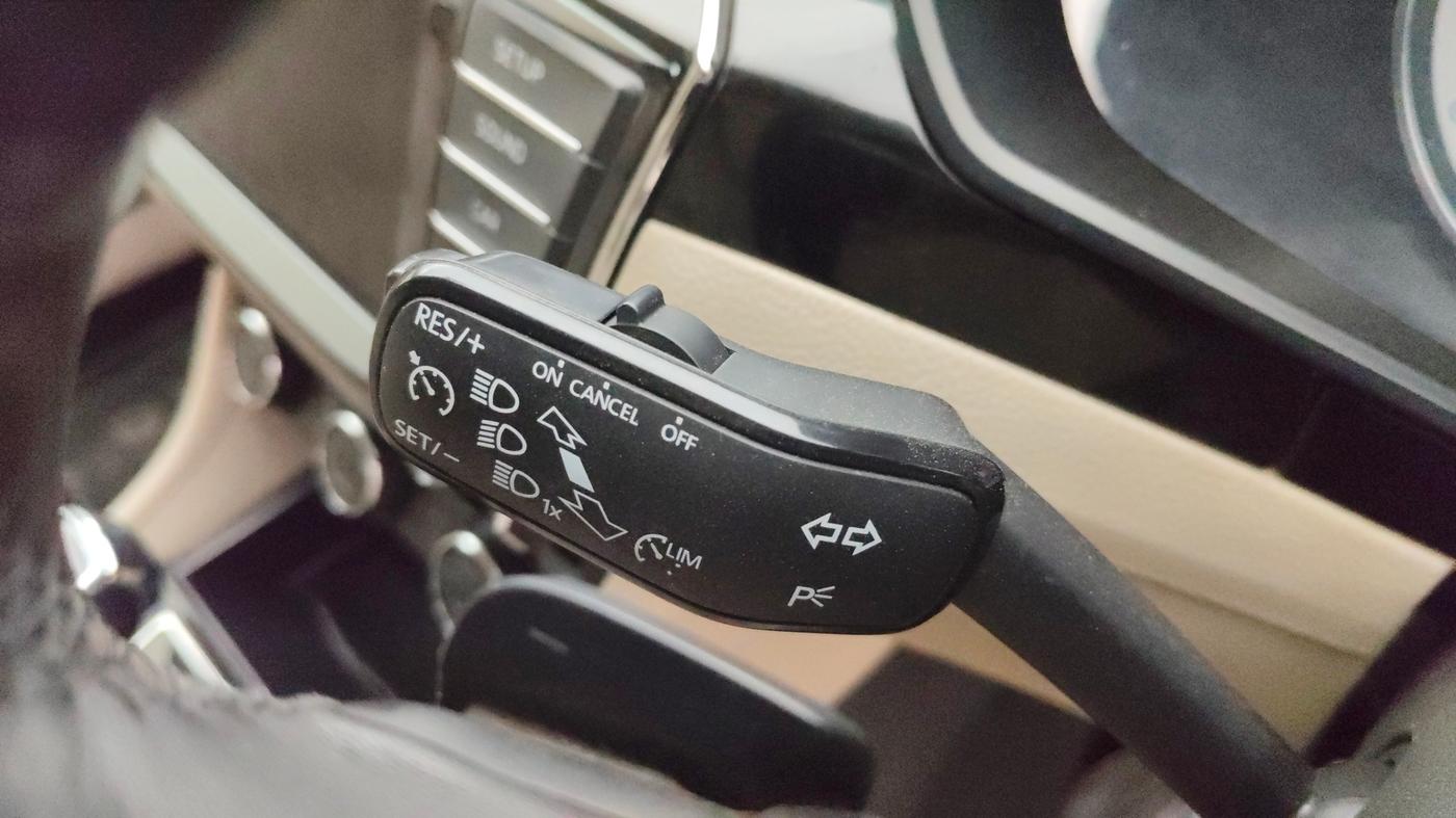 2016 Skoda Superb L&K 1.8 TSI AT, Petrol, Automatic, 1,00,339 km, Adaptive Cruise Control