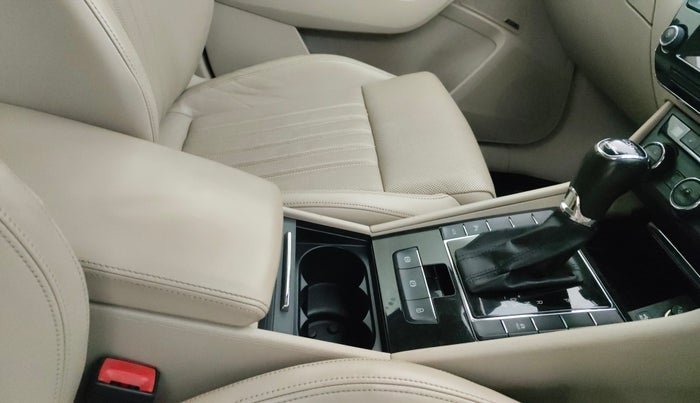 2016 Skoda Superb L&K 1.8 TSI AT, Petrol, Automatic, 1,00,251 km, Gear Lever