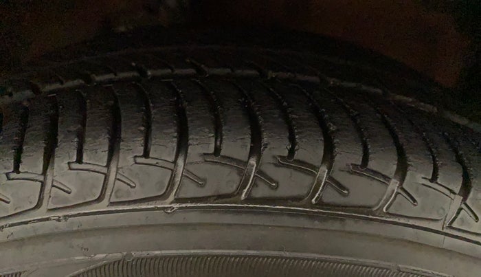 2014 Maruti Celerio VXI CNG, CNG, Manual, 1,03,454 km, Right Front Tyre Tread