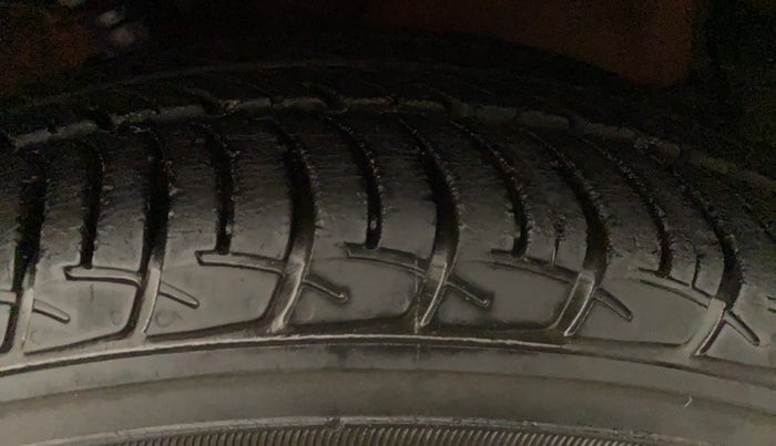 2014 Maruti Celerio VXI CNG, CNG, Manual, 1,03,454 km, Left Front Tyre Tread