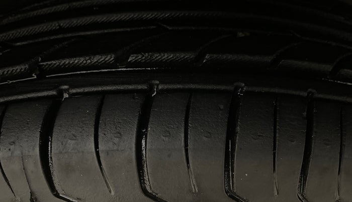 2020 Renault TRIBER RXT, Petrol, Manual, 49,771 km, Right Front Tyre Tread