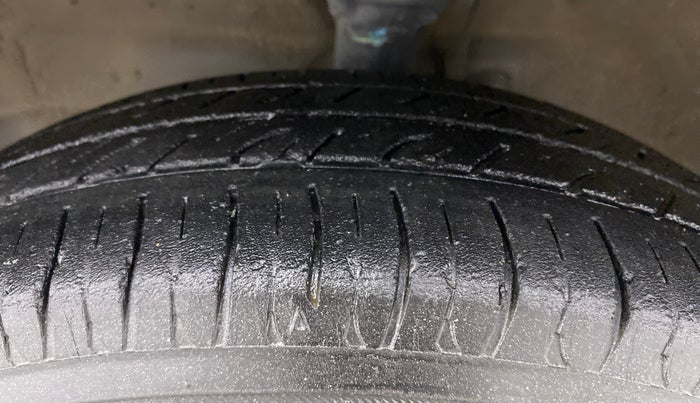 2011 Maruti Wagon R 1.0 LXI, Petrol, Manual, 82,053 km, Left Front Tyre Tread