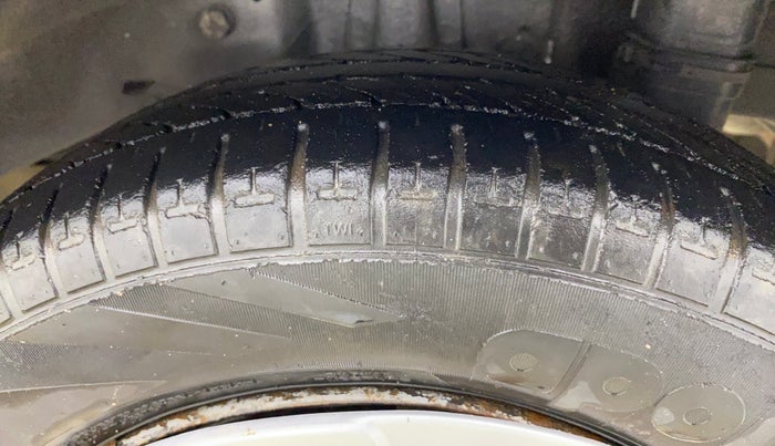 2016 Hyundai Eon SPORTZ, Petrol, Manual, 71,758 km, Left Rear Tyre Tread