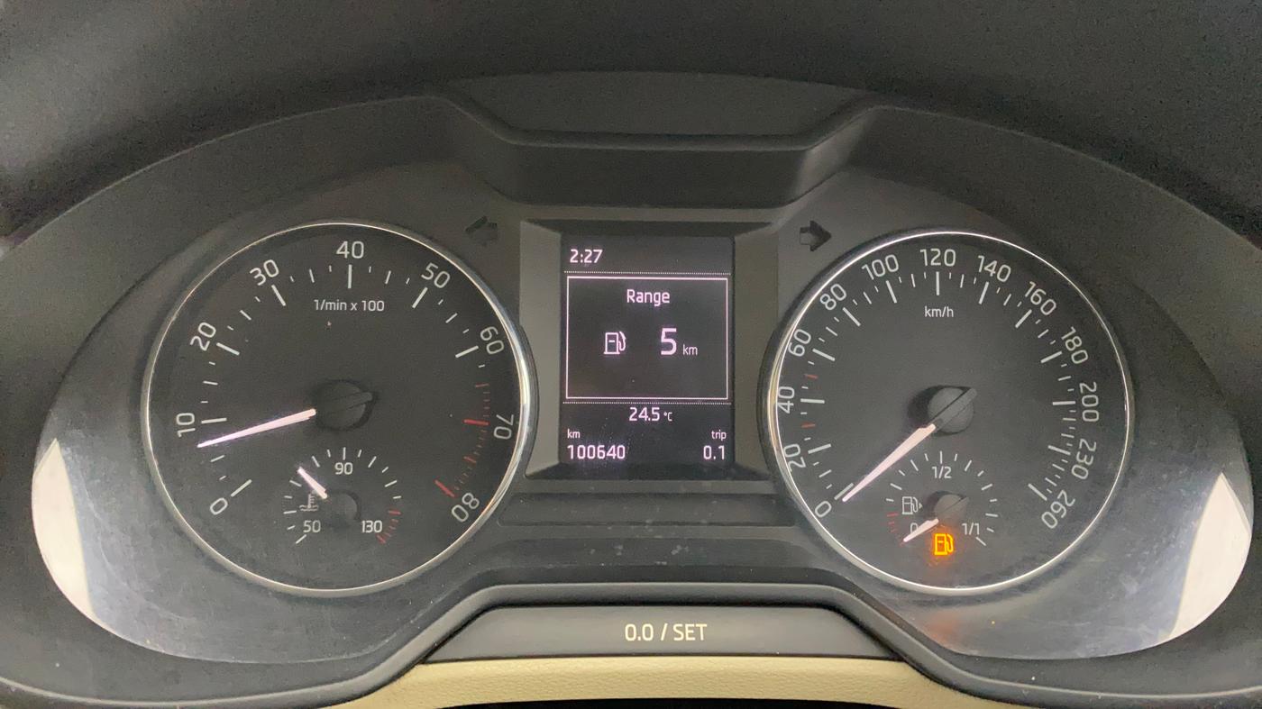 2014 Skoda Octavia AMBITION 1.4 TSI, Petrol, Manual, 1,00,802 km, Odometer Image