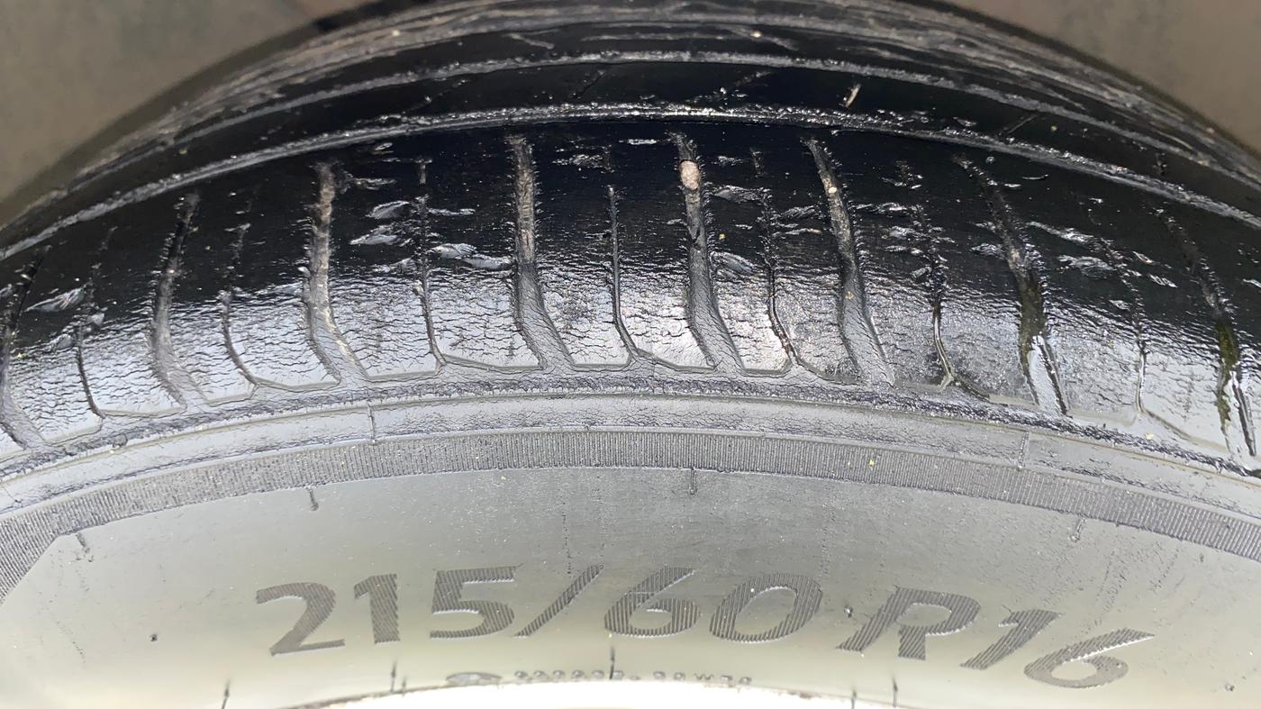 2014 Skoda Octavia AMBITION 1.4 TSI, Petrol, Manual, 1,00,802 km, Right Front Tyre Tread