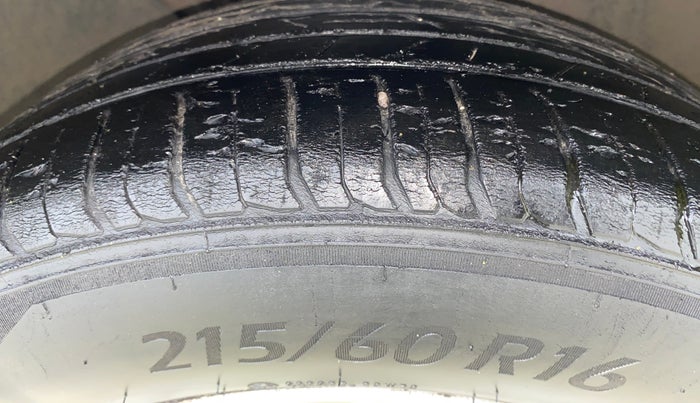 2014 Skoda Octavia AMBITION 1.4 TSI, Petrol, Manual, 1,00,585 km, Right Front Tyre Tread