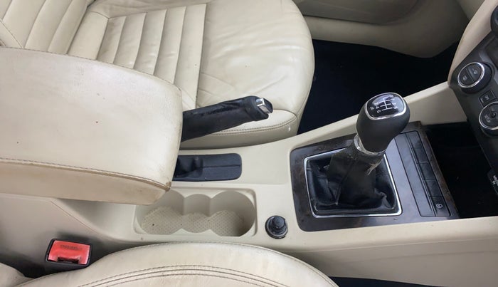 2014 Skoda Octavia AMBITION 1.4 TSI, Petrol, Manual, 1,00,585 km, Gear Lever