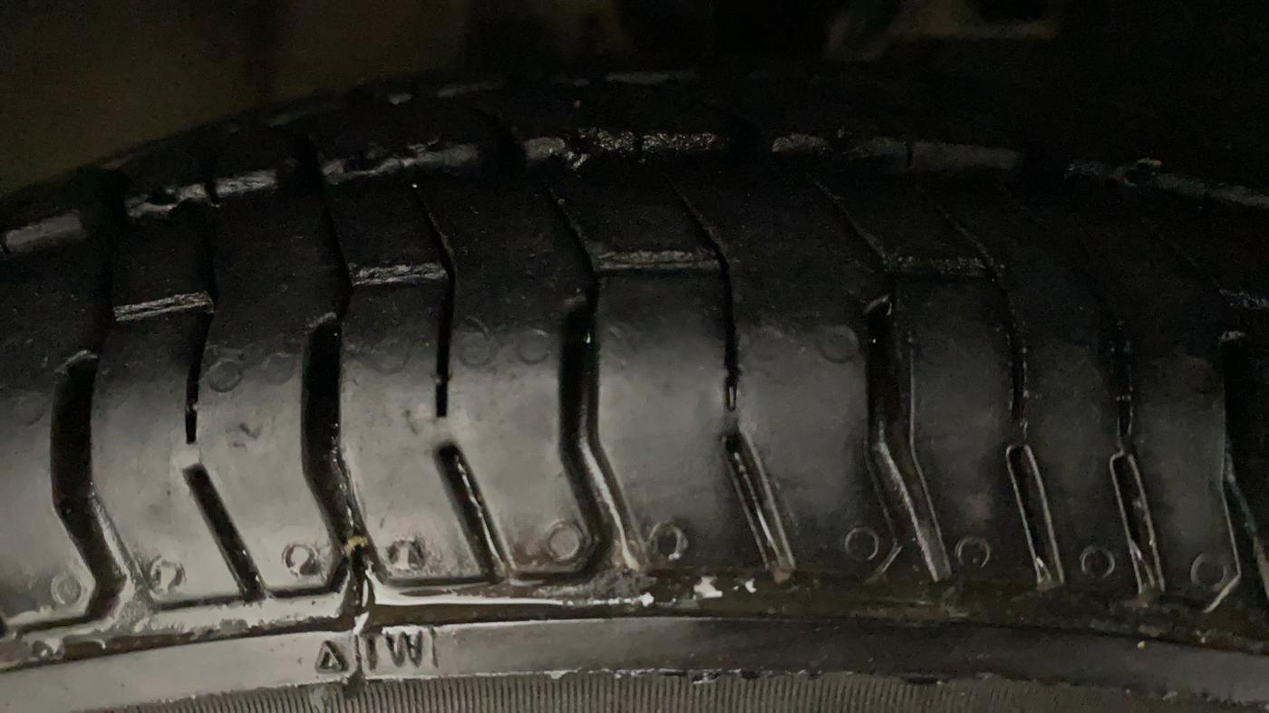 2011 Hyundai i10 MAGNA 1.2, Petrol, Manual, 42,099 km, Right Front Tyre Tread