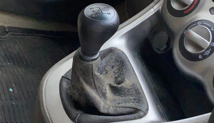 2011 Hyundai i10 MAGNA 1.2, Petrol, Manual, 42,099 km, Gear lever - Boot cover slightly torn