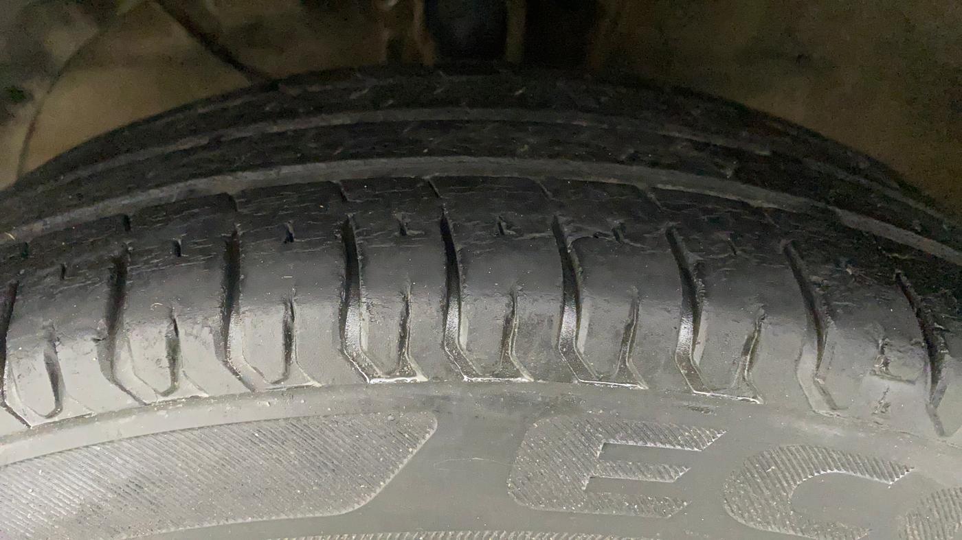 2018 Maruti Dzire VXI, Petrol, Manual, 62,621 km, Left Front Tyre Tread