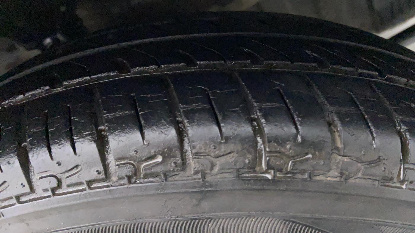 2015 Hyundai Eon ERA PLUS, Petrol, Manual, 24,073 km, Left Front Tyre Tread