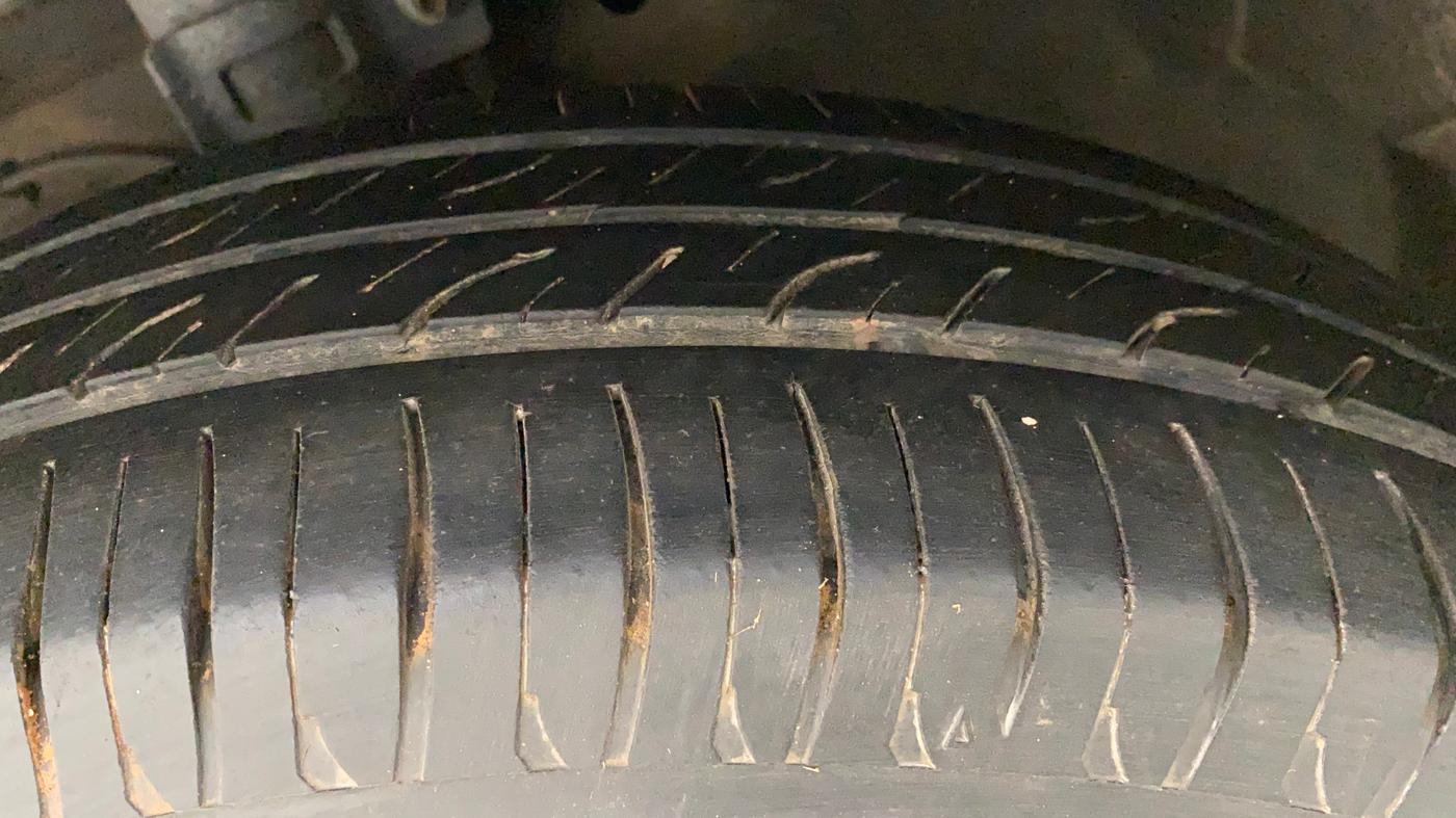 2015 Maruti Swift Dzire ZXI, Petrol, Manual, 1,43,094 km, Left Front Tyre Tread