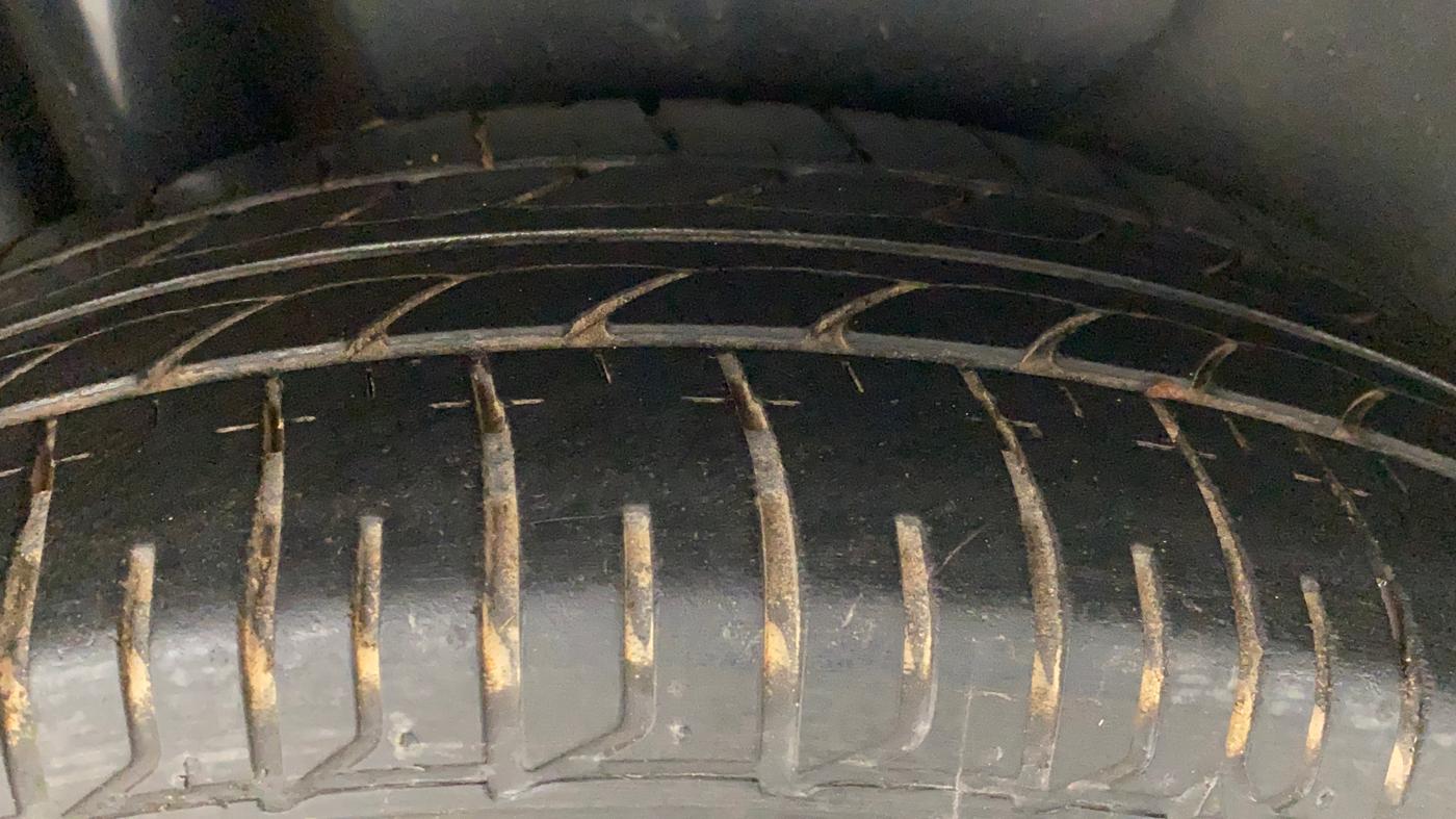 2015 Maruti Swift Dzire ZXI, Petrol, Manual, 1,43,094 km, Right Rear Tyre Tread