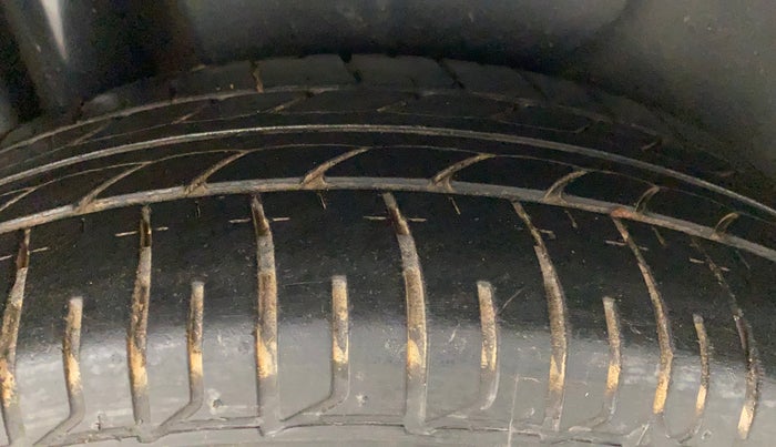 2015 Maruti Swift Dzire ZXI, Petrol, Manual, 1,43,094 km, Right Rear Tyre Tread