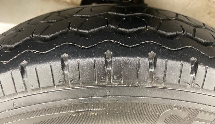 2022 Maruti Eeco 5 STR AC CNG (O), CNG, Manual, 5,804 km, Left Front Tyre Tread