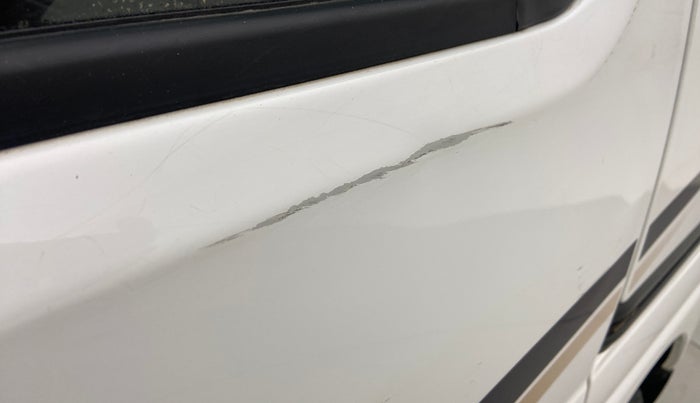 2022 Maruti Eeco 5 STR AC CNG (O), CNG, Manual, 5,804 km, Rear left door - Minor scratches