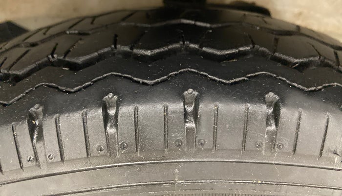 2022 Maruti Eeco 5 STR AC CNG (O), CNG, Manual, 5,804 km, Right Front Tyre Tread
