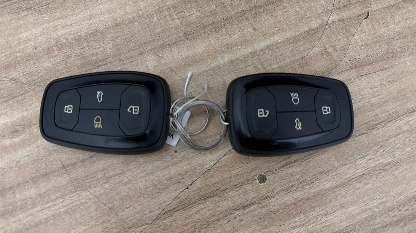 2020 Tata NEXON XZ PLUS PETROL, CNG, Manual, 91,246 km, Key Close Up