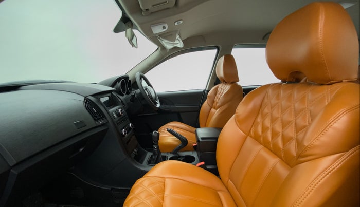 2020 Mahindra XUV500 W5, Diesel, Manual, 28,713 km, Right Side Front Door Cabin