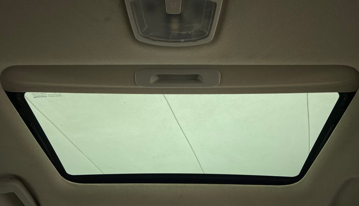 2021 Mahindra XUV300 1.2 W6 AT, Petrol, Automatic, 25,852 km, Moonroof/ Sunroof