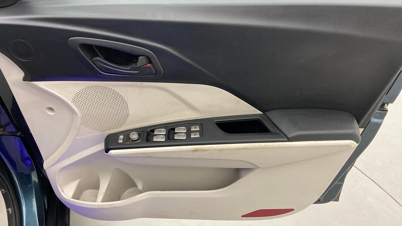 2021 Mahindra XUV300 1.2 W6 AT, Petrol, Automatic, 25,852 km, Driver Side Door Panels Control