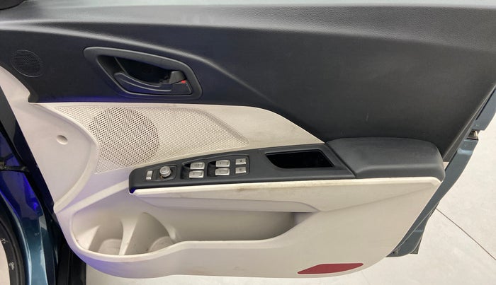 2021 Mahindra XUV300 1.2 W6 AT, Petrol, Automatic, 25,852 km, Driver Side Door Panels Control