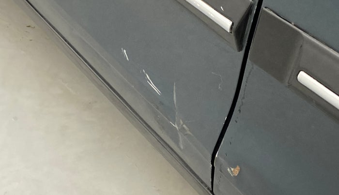 2021 Mahindra XUV300 1.2 W6 AT, Petrol, Automatic, 25,852 km, Front passenger door - Slightly dented