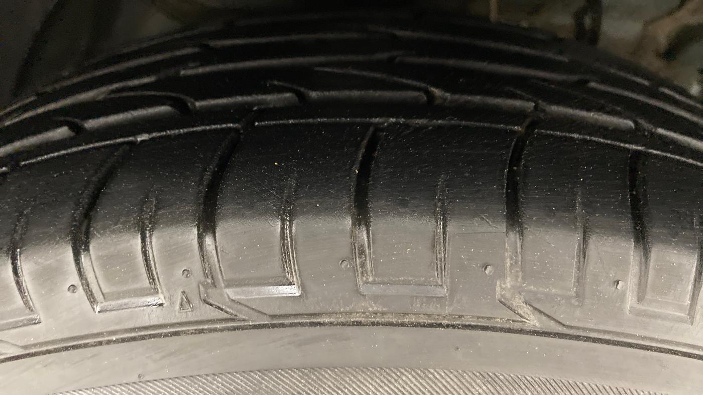 2021 Mahindra XUV300 1.2 W6 AT, Petrol, Automatic, 25,852 km, Right Front Tyre Tread