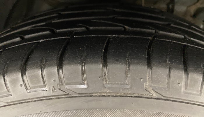 2021 Mahindra XUV300 1.2 W6 AT, Petrol, Automatic, 25,852 km, Right Front Tyre Tread