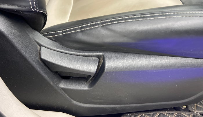 2021 Mahindra XUV300 1.2 W6 AT, Petrol, Automatic, 25,852 km, Driver Side Adjustment Panel