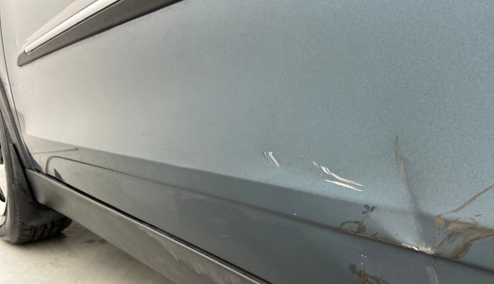 2021 Mahindra XUV300 1.2 W6 AT, Petrol, Automatic, 25,852 km, Front passenger door - Minor scratches