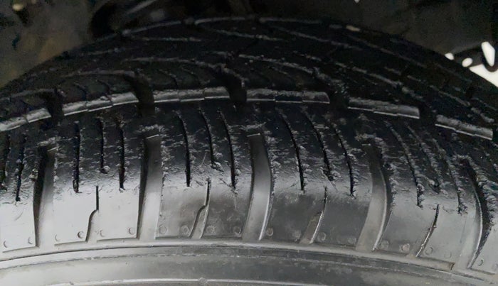 2017 Mahindra Scorpio S4+Intelli Hybrid 2WD, Diesel, Manual, 33,431 km, Left Front Tyre Tread