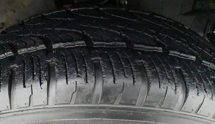 2017 Mahindra Scorpio S4+Intelli Hybrid 2WD, Diesel, Manual, 33,431 km, Right Front Tyre Tread