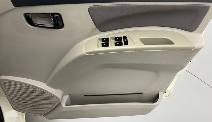 2017 Mahindra Scorpio S4+Intelli Hybrid 2WD, Diesel, Manual, 33,431 km, Driver Side Door Panels Control