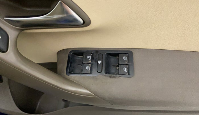 2011 Volkswagen Vento HIGHLINE DIESEL 1.6, Diesel, Manual, 99,527 km, Right front window switch / handle - Power window makes minor noise