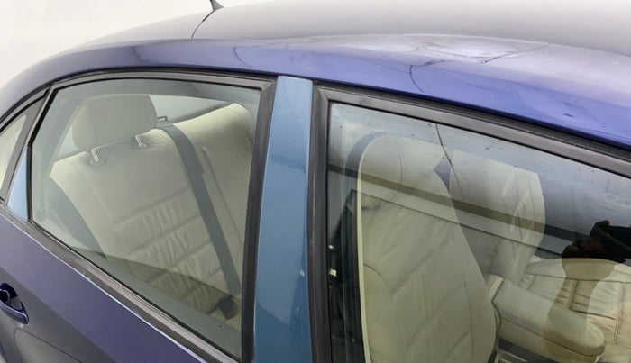 2011 Volkswagen Vento HIGHLINE DIESEL 1.6, Diesel, Manual, 99,527 km, Right B pillar - Paint is slightly faded
