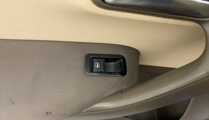 2011 Volkswagen Vento HIGHLINE DIESEL 1.6, Diesel, Manual, 99,527 km, Left front window switch / handle - Switch/handle not functional